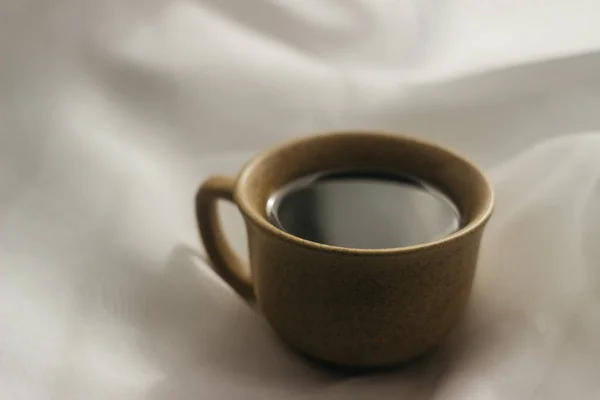 Sabahları Bir Fincan Kahve Espresso Kahvesi Beyaz Bir Bez Üzerinde — Stok fotoğraf