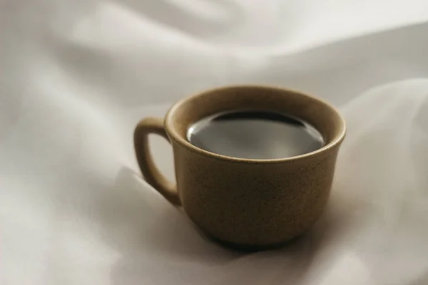 Šálek Kávy Ránu Káva Espresso Kávová Kaše Bílém Pozadíšálek Kávy — Stock fotografie