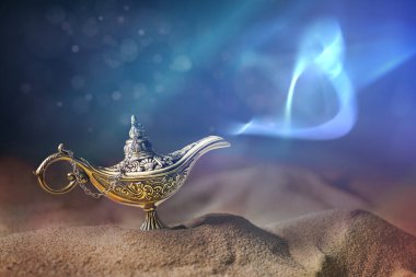Geceleri çölde sihirli Aladdin gaz lambası ve cin..