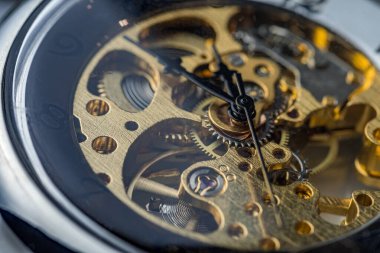 Saatin içindeki dişliler ve dişliler. Retro saatlerin yakın plan görüntüsü.