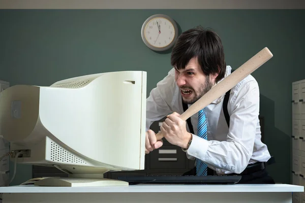 Homem Irritado Está Destruindo Computador Antigo Com Bastão Beisebol Escritório — Fotografia de Stock