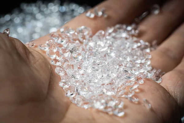 Mão Está Segurando Muitos Brilhantes Pedras Preciosas Diamante — Fotografia de Stock
