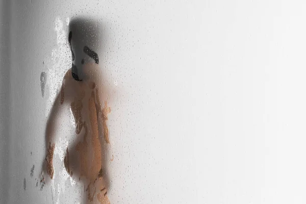 在玻璃后面淋浴的年轻性感女人模糊的轮廓 3D渲染说明 — 图库照片