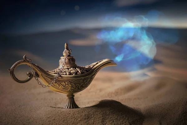 Lampe Huile Magique Aladdin Avec Génie Dans Désert Nuit — Photo