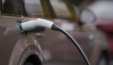 Elektrikli aracın bataryasını şarj ediyorum. EV yakıt prizi hibrit arabaya takıldı. 3 Boyutlu resimleme.