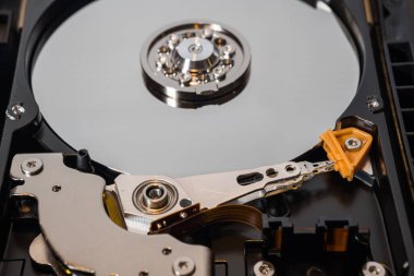 Bir bilgisayarın içinde sabit diskin mekanik parçaları (HDD).