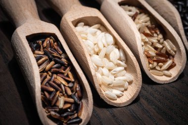 Kepçe içinde beyaz, kahverengi ve siyah pirinç karışımı. Sağlıklı ve doğal gıda konsepti.