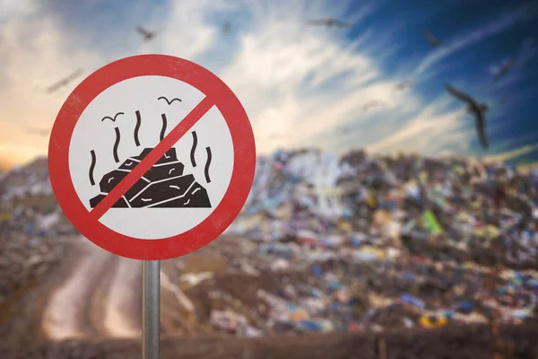 Signo Volcado Prohibido Vertedero Con Residuos Segundo Plano —  Fotos de Stock