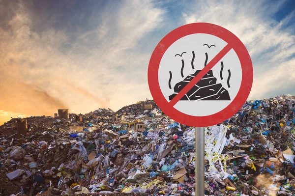 Signo Volcado Prohibido Vertedero Con Residuos Segundo Plano —  Fotos de Stock