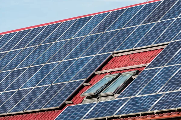 Bir Evin Çatısındaki Fotovoltaik Güneş Panelleri Yeşil Enerji Kavramı — Stok fotoğraf