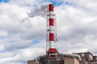 Fabrikada baca tüttürüyorum. Sanayi, iklim ve ekoloji kavramı.