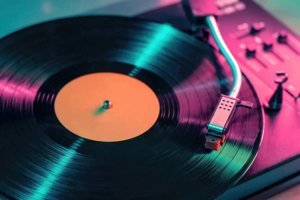 Blick Auf Den Vinylschallplattenspieler Der Sound Von Album Abspielt Stockbild