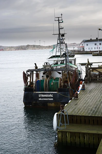 Bateau de pêche au quai — Photo