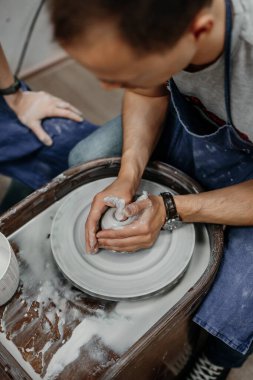 Çömlekçi çarkında kil modelleme