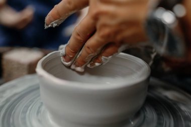 Çömlekçi çarkında kil modelleme