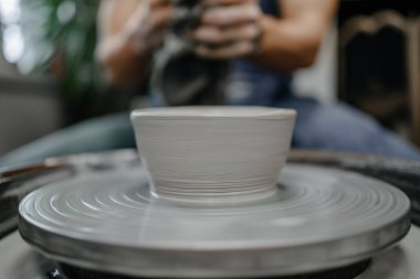 Çömlekçi çarkında kil modelleme