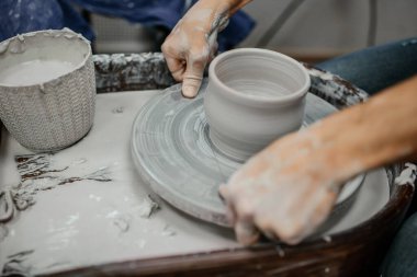 Çömlekçi çarkında kil modelleme