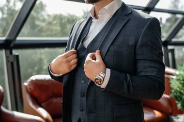 Damat düğünden önce ceket ve yelek giyer.