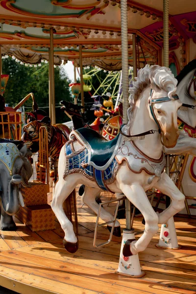 Altes Kinderkarussell Mit Verschiedenen Tieren Und Einem Pferd Aus Nächster — Stockfoto