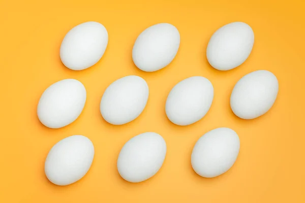 Minta Fehér Csirke Tojás Sárga Háttér Felülnézetből Kreatív Ételek Minimalista — Stock Fotó
