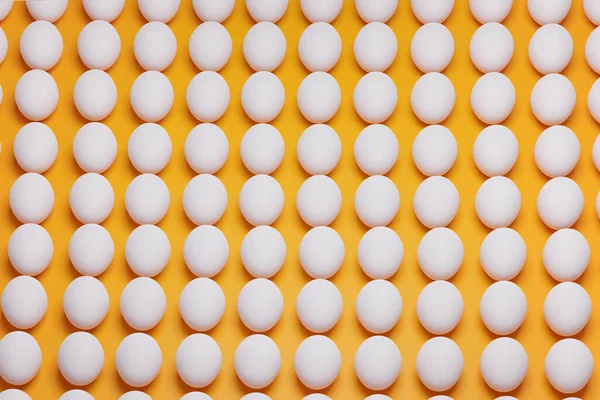 Minta Fehér Csirke Tojás Sárga Háttér Felülnézetből Kreatív Ételek Minimalista — Stock Fotó