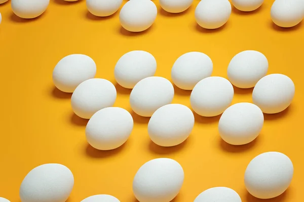 Fehér Csirke Tojás Sárga Háttér Felülnézet Kreatív Ételek Minimalista Háttere — Stock Fotó