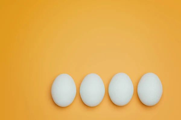 Quatre Œufs Poulet Blanc Sur Fond Jaune Vue Dessus Alimentation — Photo