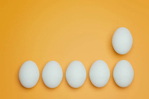 Hat Fehér Csirke Tojás Sárga Háttér Felülnézetből Kreatív Ételek Minimalista — Stock Fotó