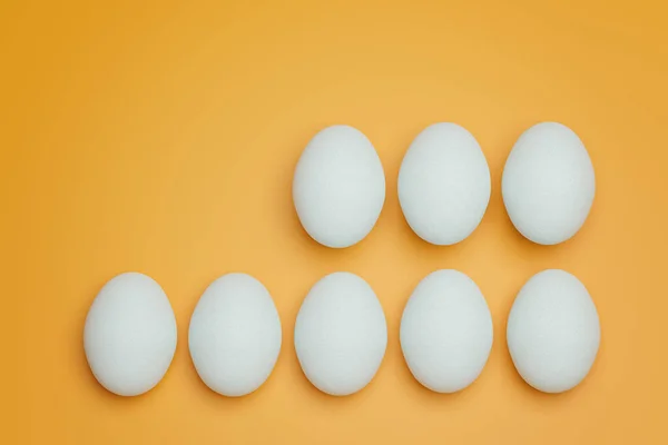 Nyolc Fehér Csirke Tojás Sárga Háttér Felülnézetben Kreatív Ételek Minimalista — Stock Fotó