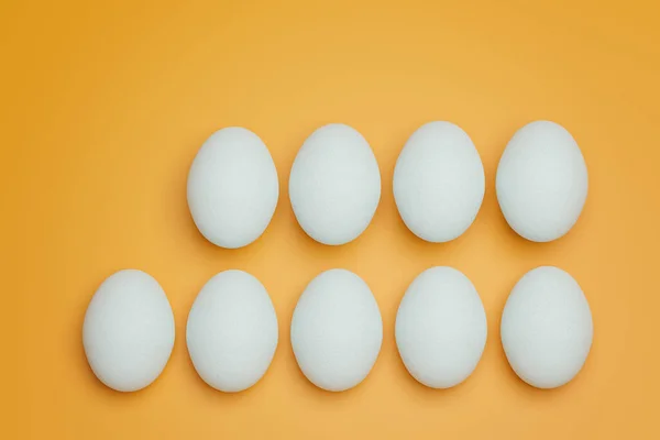 Kilenc Fehér Csirke Tojás Sárga Háttér Felülnézetben Kreatív Ételek Minimalista — Stock Fotó