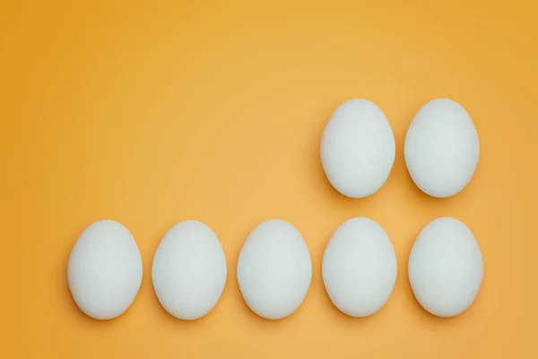 Hét Fehér Csirke Tojás Sárga Háttér Felülnézetből Kreatív Ételek Minimalista — Stock Fotó