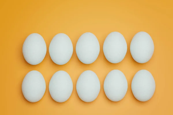 Tíz Fehér Csirke Tojás Sárga Háttér Felülnézetből Kreatív Ételek Minimalista — Stock Fotó