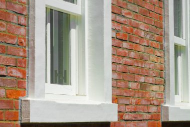 Tuğla dış duvar ve beyaz pencere. Çekim Konumu: Hokuto City Hokkaido