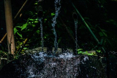 Taş için kullanılabilecek su. Çekim yeri: Kamakura Şehri, Kanagawa Bölgesi