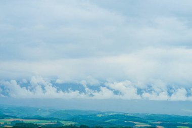 Hokkaidos doğa ve bulutlu gökyüzü. Çekim Konumu: Hokkaido Biei-cho