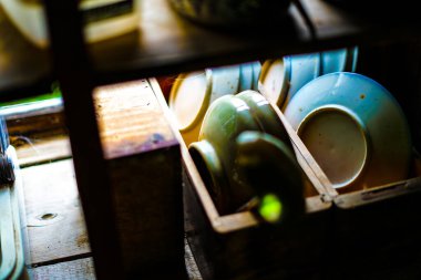 Pencerelere bir sürü tabak yerleştirildi. Çekim Konumu: Hokkaido Biei-cho