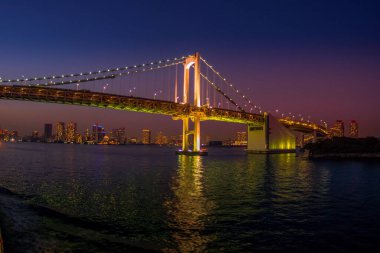 Gökkuşağı köprüsü ile günbatımı manzarası. Çekim yeri: Tokyo Büyükşehir Bölgesi