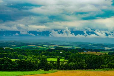Hokkaidos doğa ve bulutlu gökyüzü. Çekim Konumu: Hokkaido Biei-cho