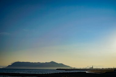 Hakodate Dağı ve Hakodate 'nin akşam manzarası. Çekim Konumu: Hokkaido Hakodate Şehri