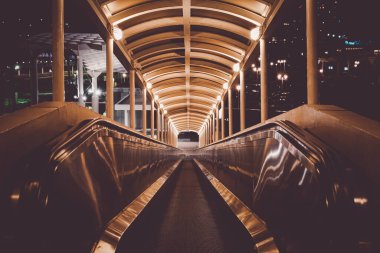 Retro hareketli kaldırım. Çekim yeri: Kobe şehri, Hyogo Bölgesi