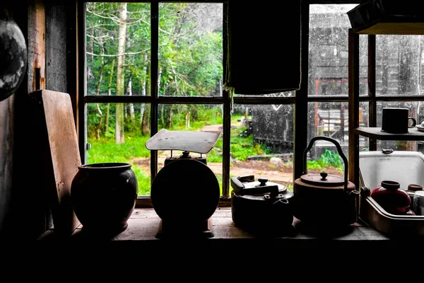 窓にはたくさんの料理が置かれている 撮影場所 北海道美瑛町 — ストック写真