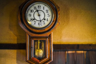 Retro duvar saati (sarkacı saat). Çekim yeri: Tokyo Büyükşehir Bölgesi