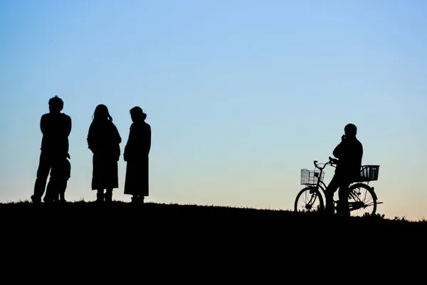 Immagine Silhouette Persone Piedi Sulla Collina Materiale Carta Parati Luogo — Foto Stock