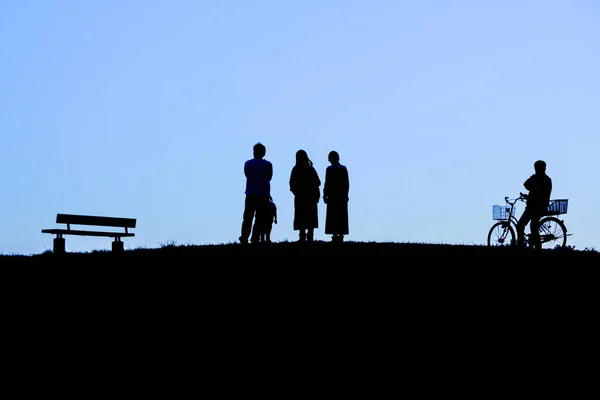 Immagine Silhouette Persone Piedi Sulla Collina Materiale Carta Parati Luogo — Foto Stock