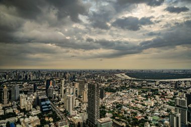 Bangkok 'ta yağmur bulutları ve yağmur bulutları. Çekim yeri: Bangkok, Tayland