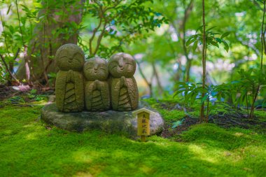 Üç Jizos görüntüsünden üçü. Çekim yeri: Kamakura Şehri, Kanagawa Bölgesi