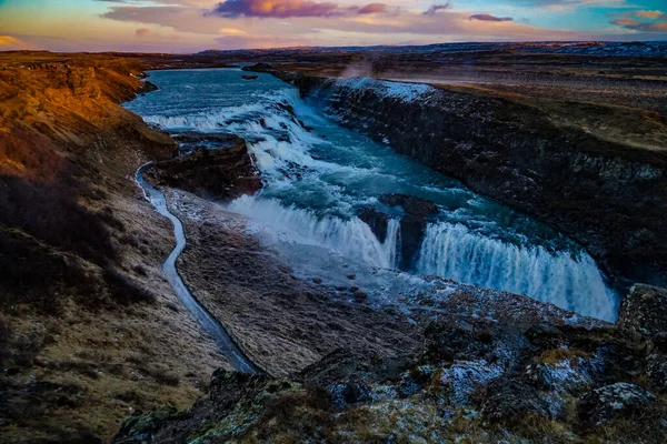 Şelale ve sabah ışığı var. Çekim Konumu: İzlanda