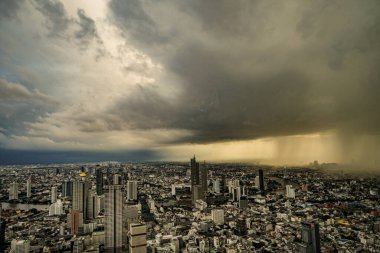 Bangkok 'ta yağmur bulutları ve yağmur bulutları. Çekim yeri: Bangkok, Tayland
