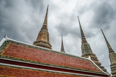 Wat Po Tapınağı 'nın dini tesisleri. Çekim yeri: Bangkok, Tayland