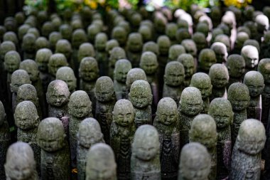Birçok Jizos resmi. Çekim yeri: Kamakura Şehri, Kanagawa Bölgesi